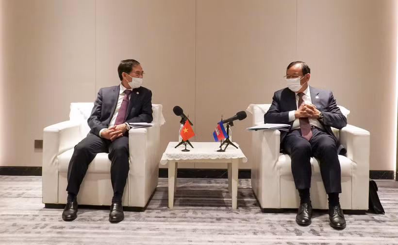越南外交部长裴青山会见柬埔寨副首相兼外交和国际合作部大臣布拉索昆