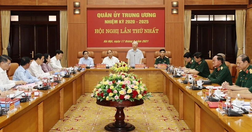 越共中央总书记阮富仲主持召开中央军委第一次会议
