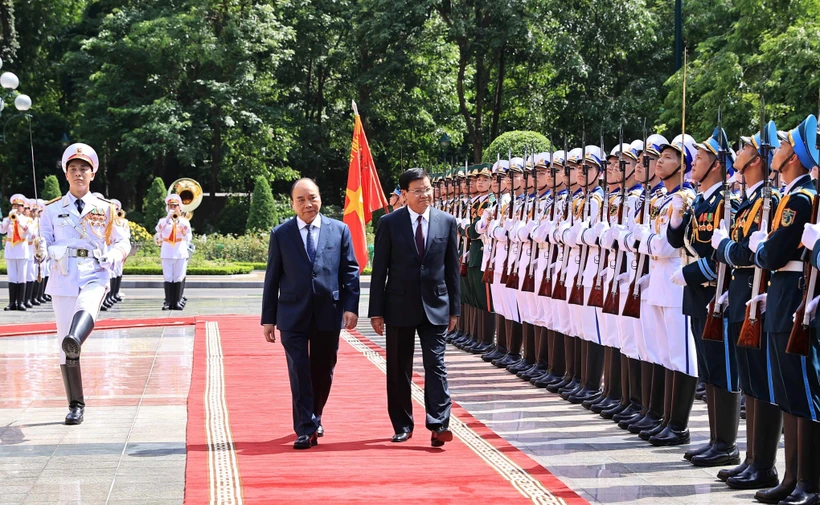 越南国家主席阮春福与夫人主持仪式欢迎老挝党中央总书记、国家主席访越