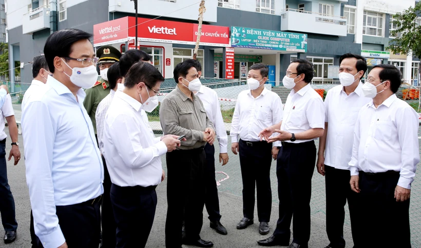 越南政府总理范明政赴胡志明市视察疫情防控工作
