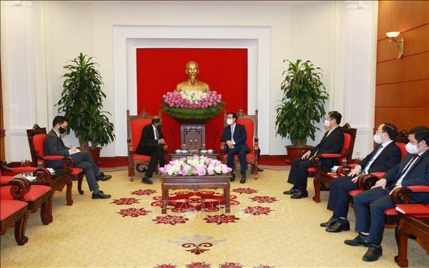 越南高度重视与新加坡等邻国和本地区各国的合作