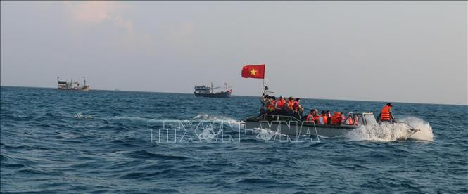 越南国家主席向“百万面国旗助力渔民靠海谋生”项目捐赠5000面国旗