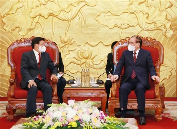 老挝人民革命党总书记、国家主席通伦会见前越共中央总书记农德孟和前国家主席陈德良