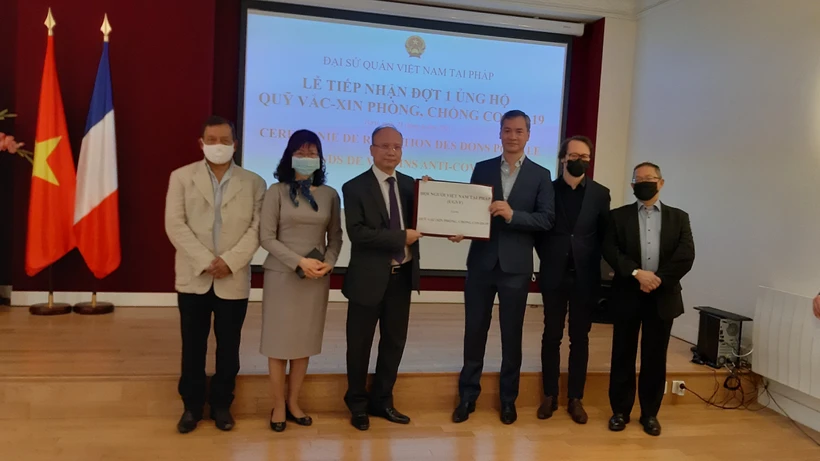 旅居法国越南人和法国朋友为越南新冠疫苗基金会捐赠2万欧元