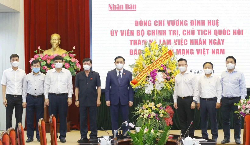 越南国会主席王廷惠走访人民报祝贺革命新闻日