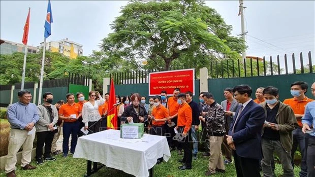 在莫桑比克越南人为新冠疫苗基金会捐赠资金