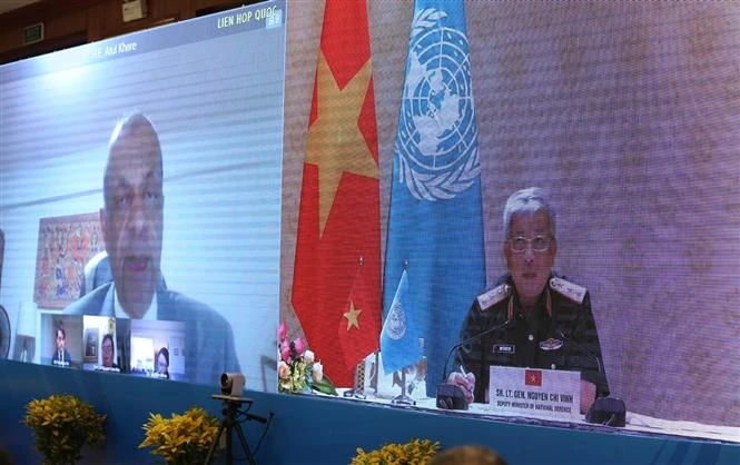 越南国防部副部长阮志咏与联合国副秘书长哈雷通电话