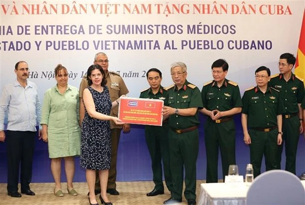 越南国防部向古巴捐赠防疫的医疗设备和物资