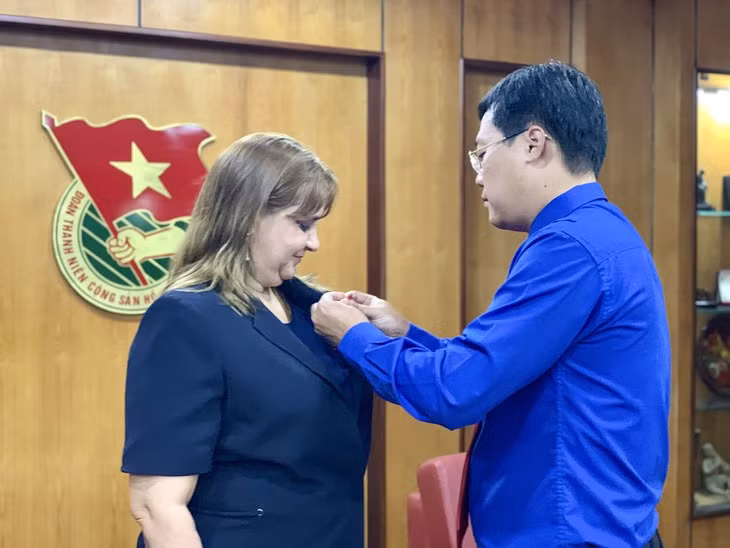胡志明共青团中央委员会向古巴驻越副大使授予“年轻一代贡献”纪念章