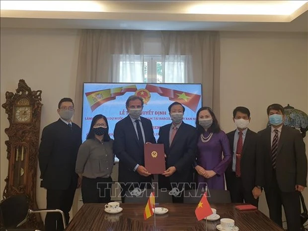 西班牙公民波•戈丹斯被任命为越南驻西班牙巴塞罗那市名誉领事