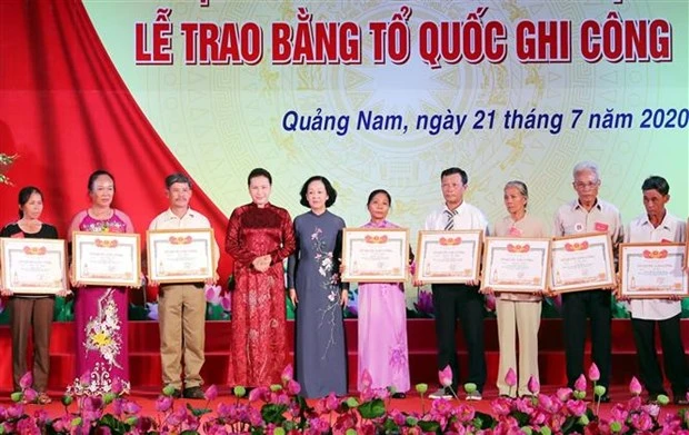 越南国会主席阮氏金银出席“祖国记功”证书颁发仪式