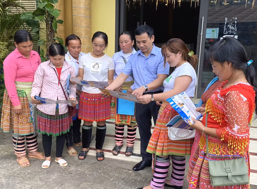 安沛省社保机构向偏远山区、少数民族地区人民群众开展宣传活动，让民族同胞加深对医保政策的利益和人文意义的理解