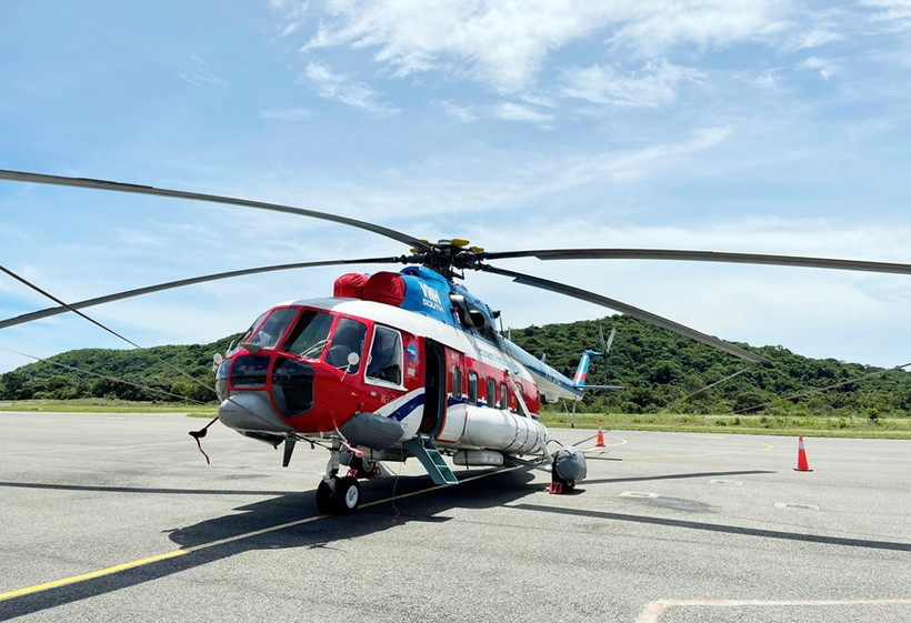 直升机空运新冠疫苗至昆岛县