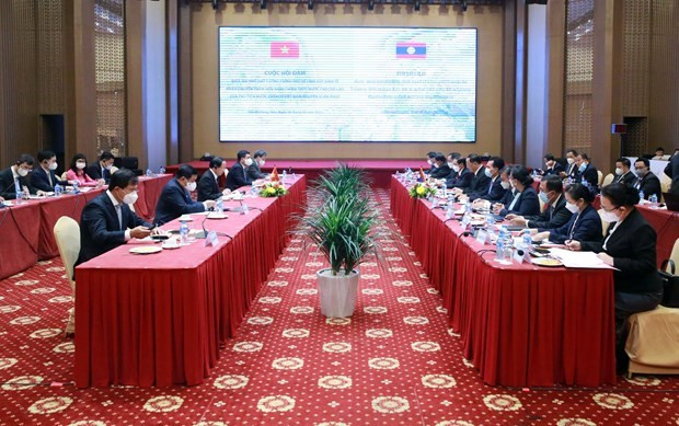 越南政府副总理黎文成与老挝政府副总理宋赛• 西潘敦举行会谈