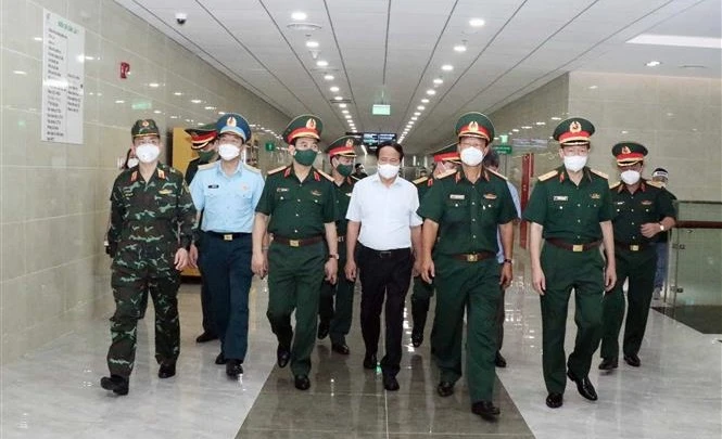 黎文成副总理和国防部长潘文江视察175号军医院的防疫工作