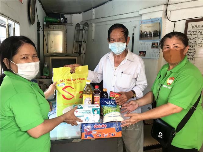 胡志明市为困难群众和防疫一线人员提供援助