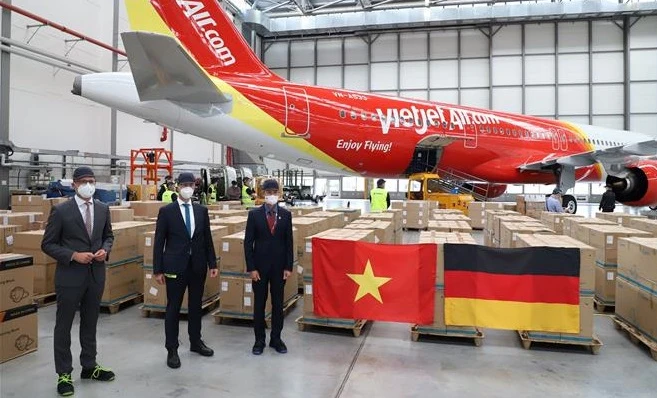 新冠肺炎疫情：继续将德国友人和旅德越南人社群援助的物资运回国