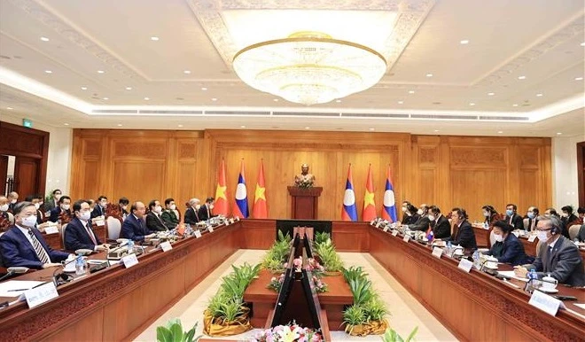 越南国家主席阮春福会见老挝国会主席赛宋蓬·丰威汉