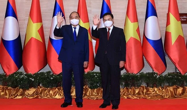 老挝媒体密集报道越南国家主席阮春福对老挝进行的正式友好访问