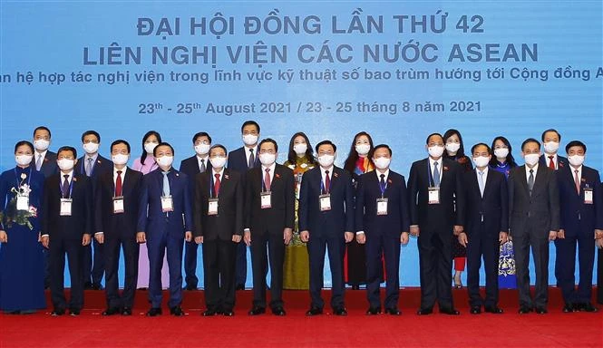 越南国家主席阮春福向第42届AIPA大会致贺词