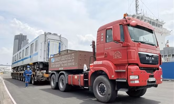 胡志明市地铁一号线再有两列列车运抵庆会港