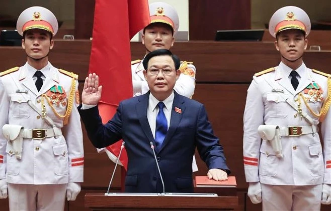 越南国会主席王廷惠宣誓就职