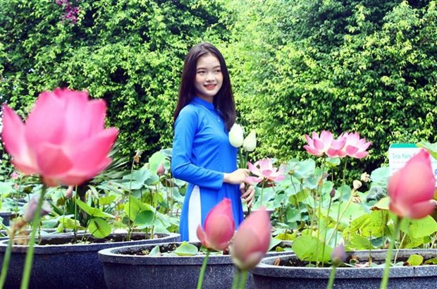 将莲花发展成为胡伯伯家乡的特色旅游产品
