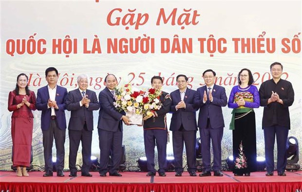 越南党和国家领导人同第十五届全国少数族代表举行见面会