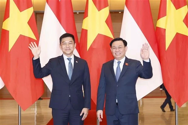 越南国会主席王廷惠与新加坡国会议长陈川仁举行会谈
