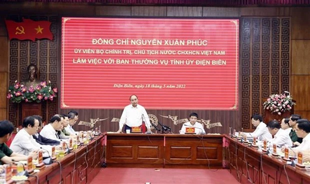 国家主席阮春福与奠边省领导举行工作会议