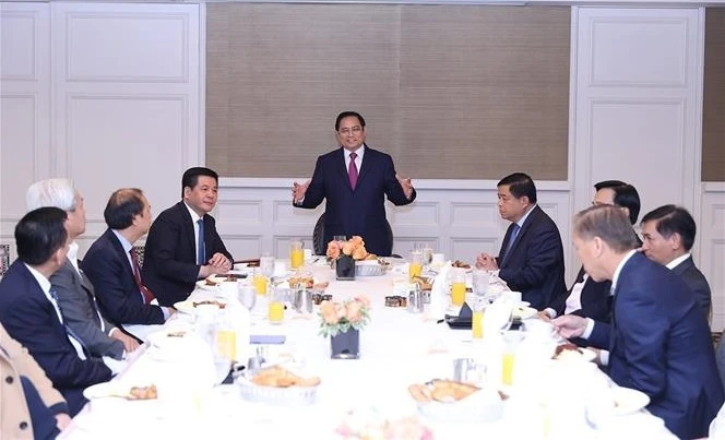 越南政府总理范明政会见越侨和美国的企业和科学家