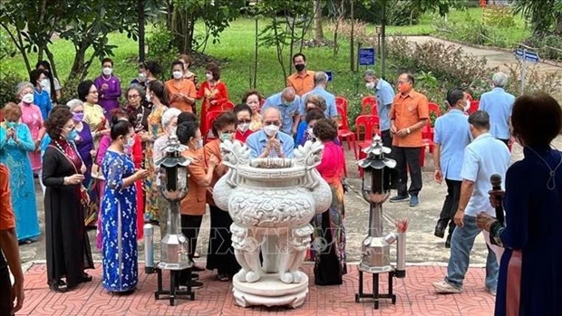 胡志明主席诞辰132周年：旅居泰国乌隆他尼越南人上香缅怀胡主席