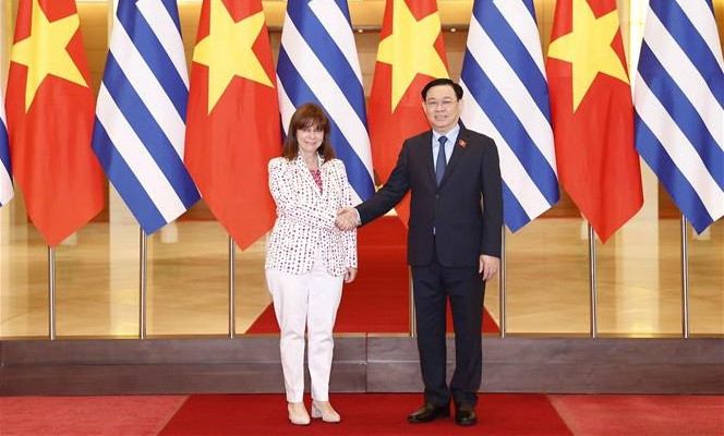 越南国会主席王廷惠会见希腊总统卡特里娜·萨克拉罗普