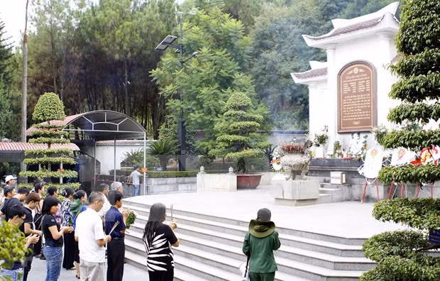 成千上万游客前往同禄三岔口上香缅怀英烈