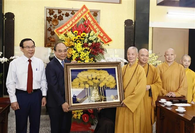 越南国家主席阮春福在胡志明市祝贺佛诞节