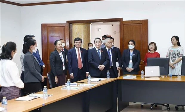 越南国会副主席阮德海走访老挝国会办公室人员越南语培训班