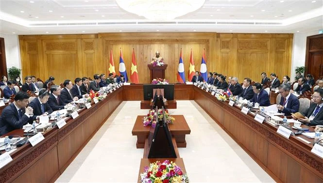 越南国会主席王廷惠与老挝国会主席赛宋蓬·丰威汉举行会谈