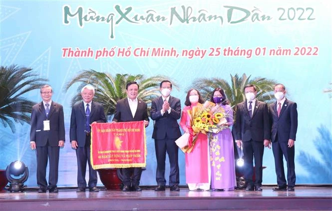 胡志明市领导向海外越南人代表拜年