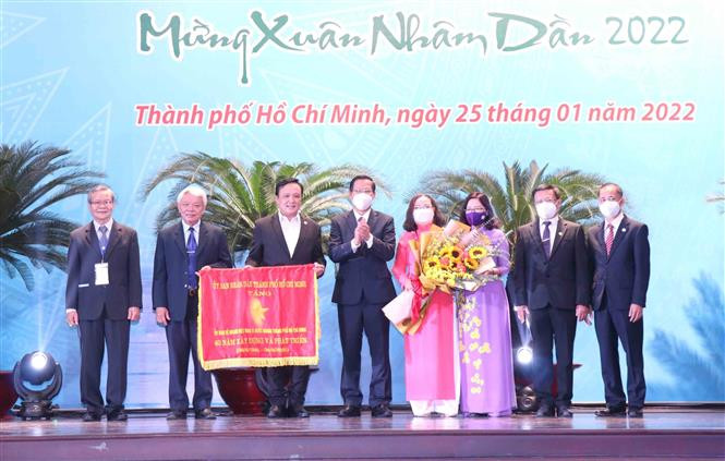 胡志明市领导向海外越南人代表拜年