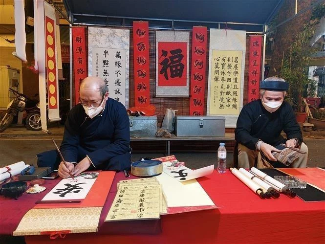 河内梳行街传统花卉市和冯兴街壁画空间开们迎客