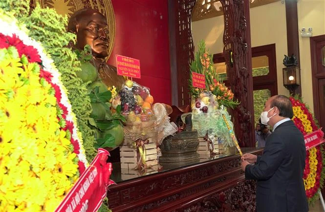 越南国家主席阮春福敬香缅怀孙德胜主席
