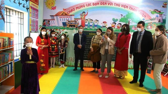 向河江省少数民族学生捐赠图书馆