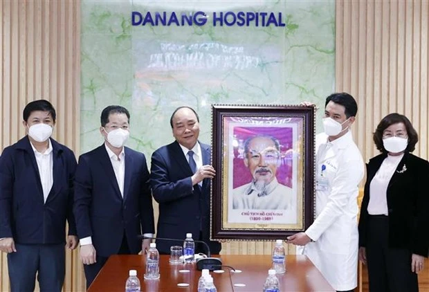 越南国家主席阮春福走访慰问岘港市医务工作者