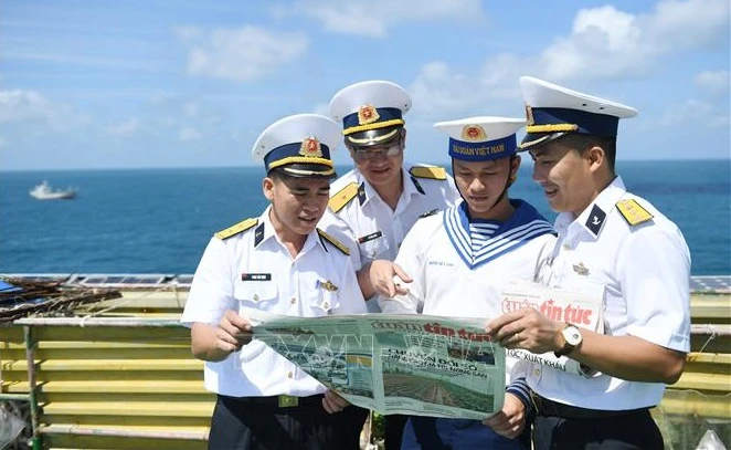 向坚守DK1海上高脚屋的指战员送上春节温暖