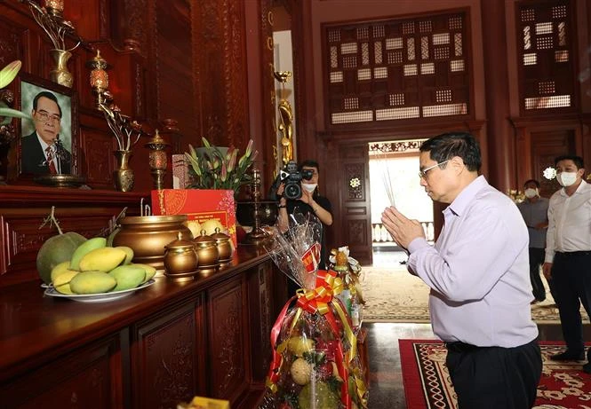 越南政府总理范明政上香缅怀已故政府领导人