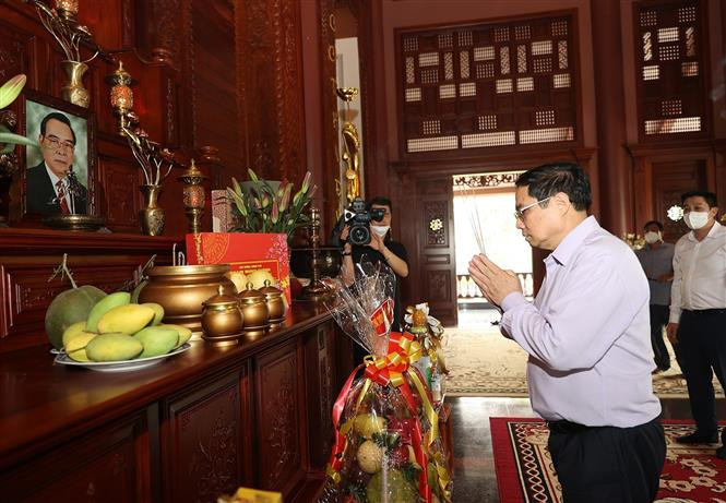 越南政府总理范明政上香缅怀已故政府领导人