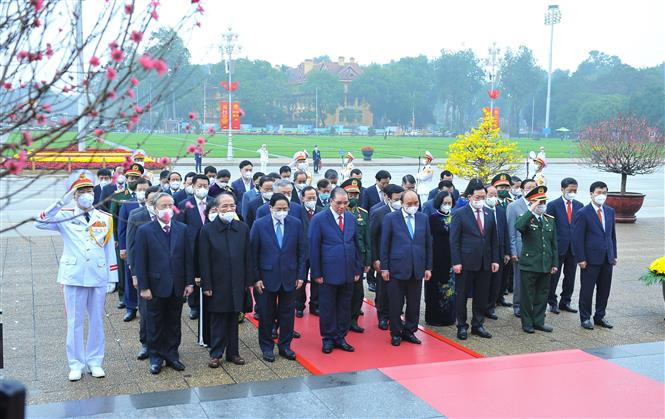 越南党和国家领导人拜谒胡志明主席陵墓