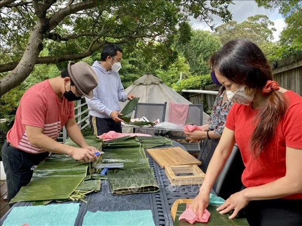 旅澳越南人包粽子筹资金为越南贫困儿童送温暖