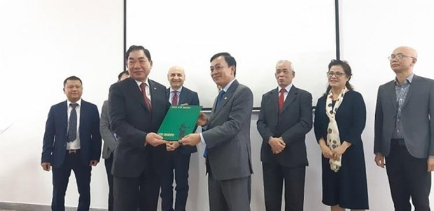 意大利—越南友好协会赠送有关胡志明主席的两本意大利语书籍