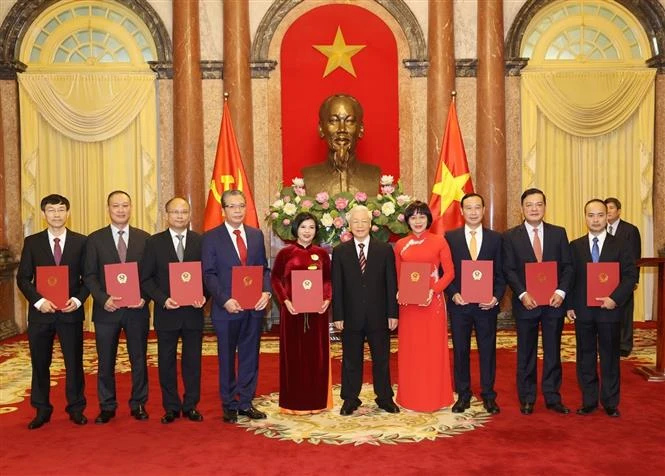 越共中央总书记、国家主席阮富仲向驻外大使颁发任命书